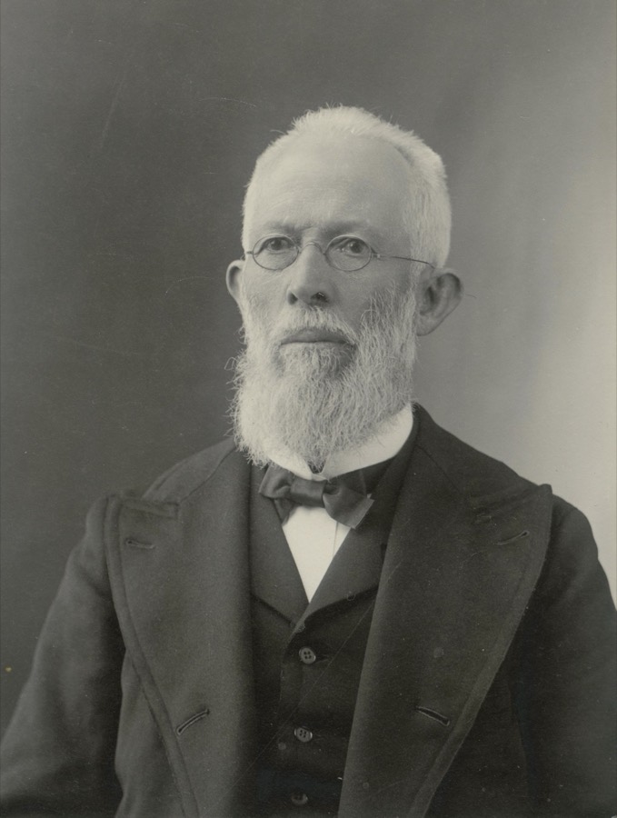 Photographic portrait of Emerson Elijah Gore, a bearded man in a dark coat.